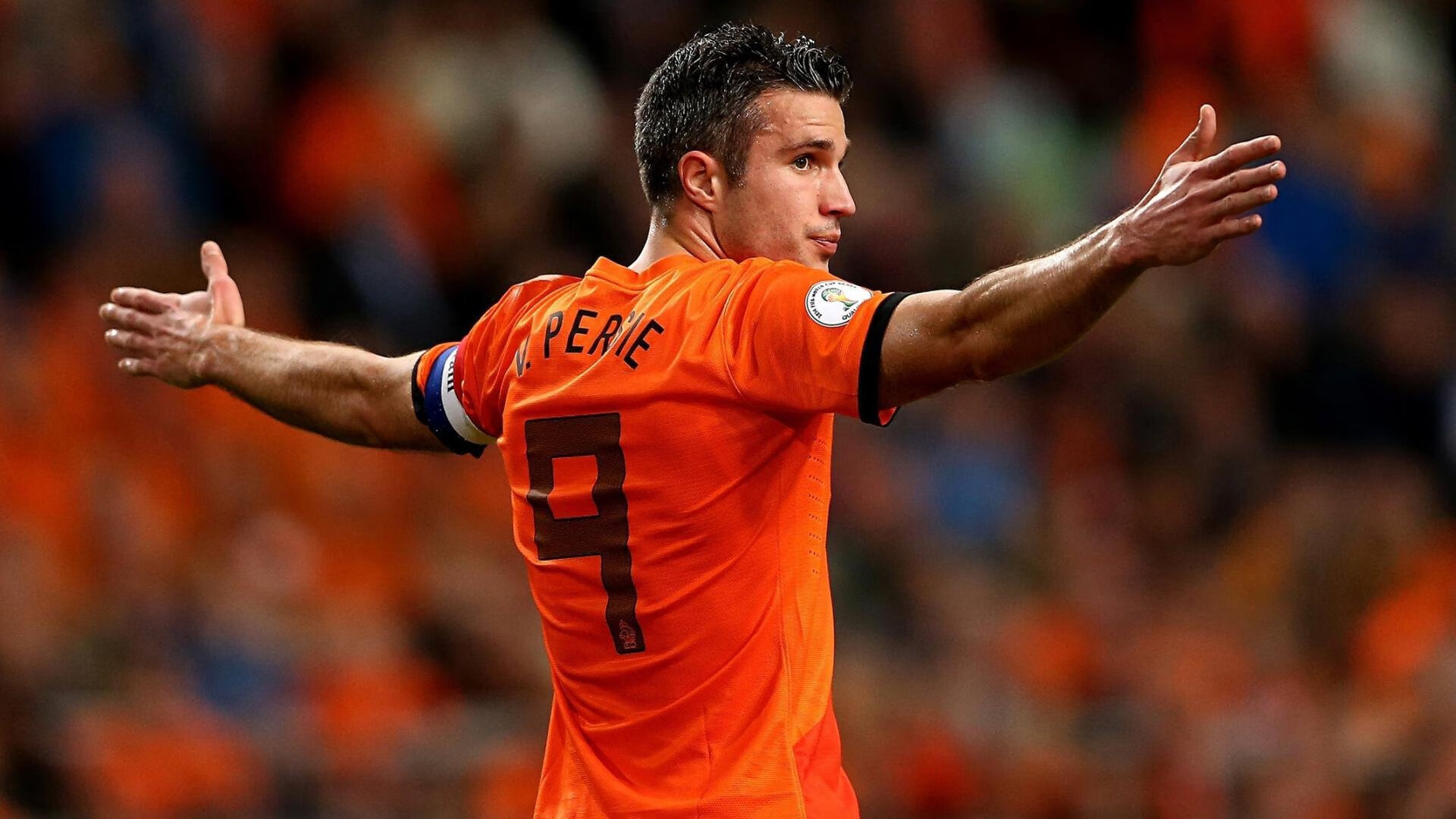 赛事直播现场：线下和线上同步震撼体验，线上线下比赛什么意思